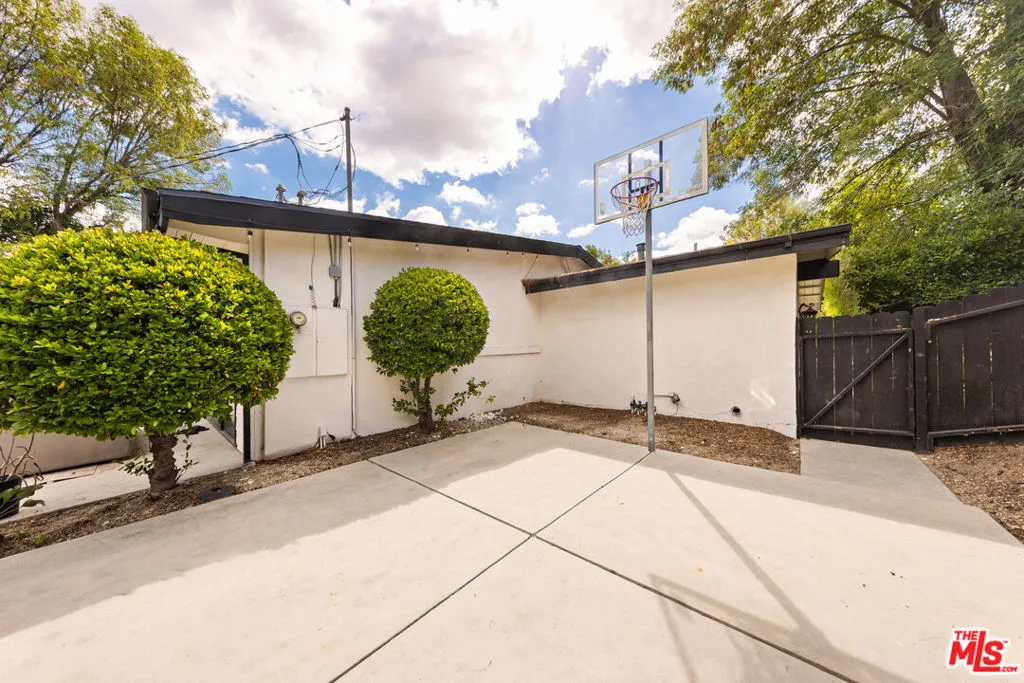 24221 Aetna Street, Woodland Hills, California 91367 home-pic-9